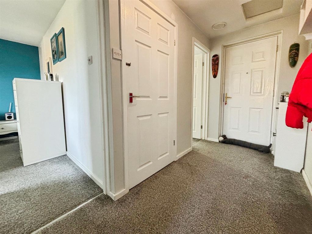 Property photo 2 of 14 Hallway