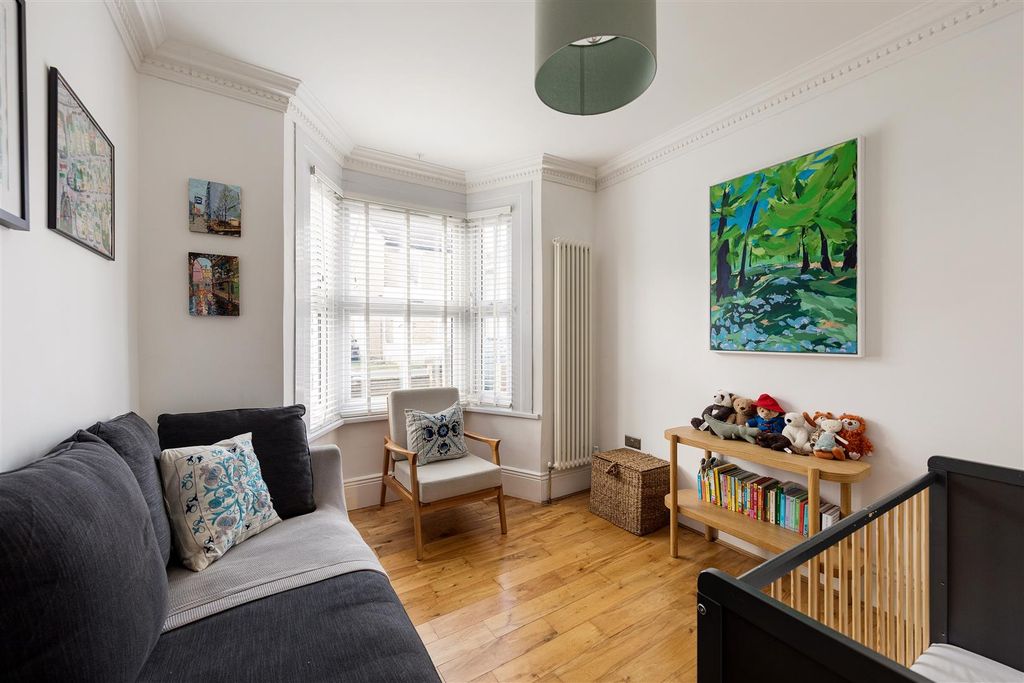 Property photo 2 of 33 Beulah Road, E17