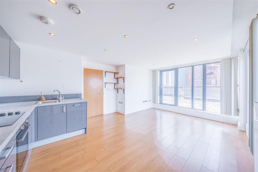 Property photo 3 of 12 Lounge/Kitchen