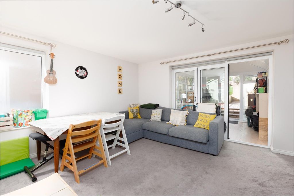 Property photo 3 of 22 29 Wood Mead-19.Jpg
