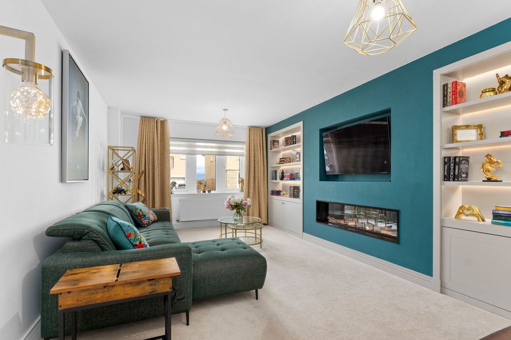 Property photo 3 of 44