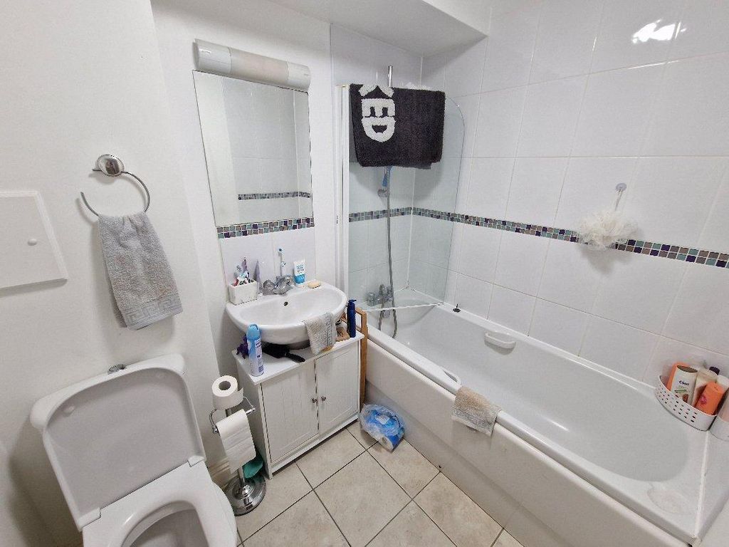 Property photo 3 of 5 Bathroom.Jpeg