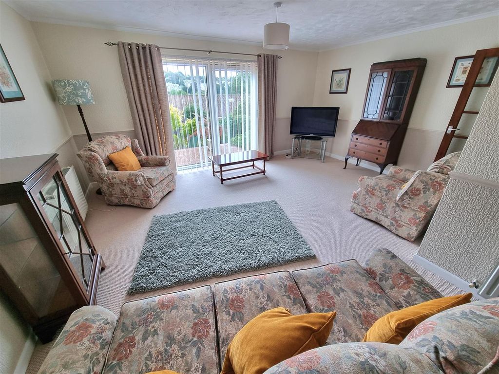 Property photo 3 of 21 Sitting Room.Jpg