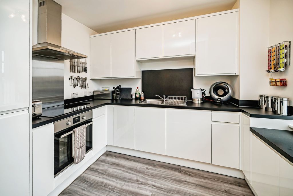 Property photo 3 of 12 4Floreygardens-2