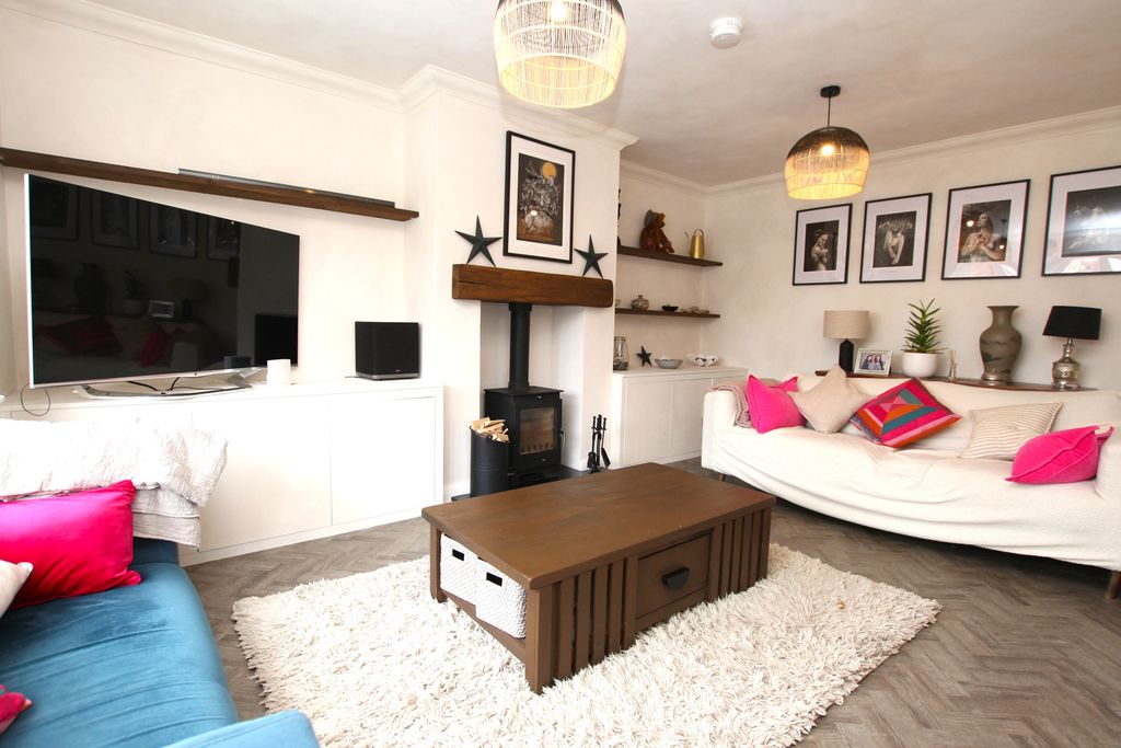 Property photo 2 of 20