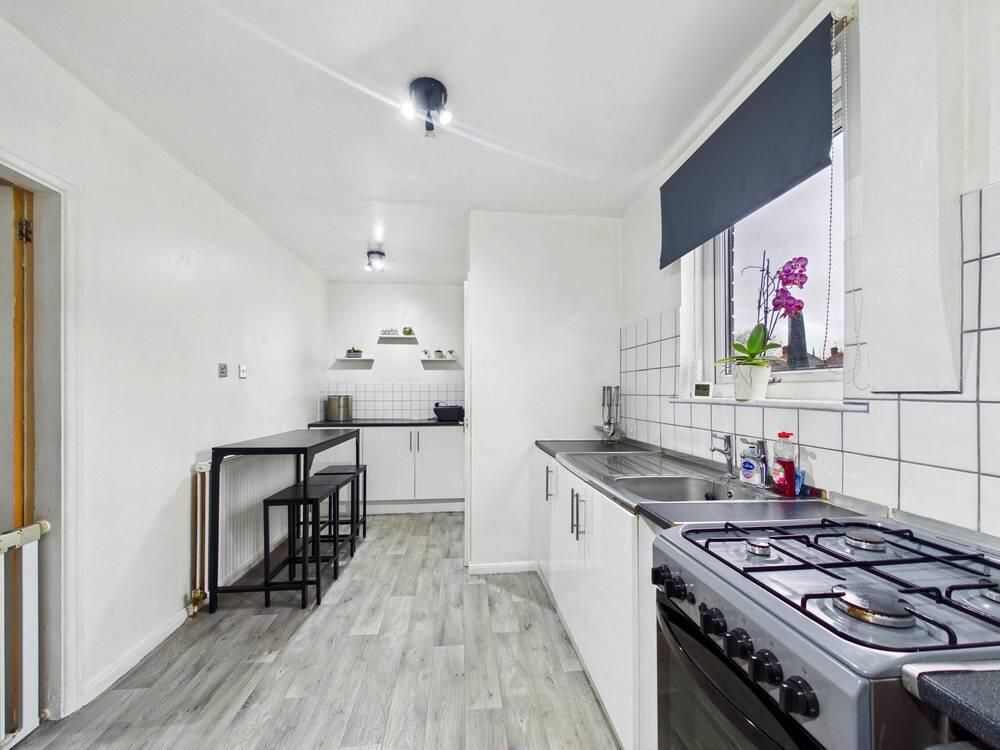 Property photo 3 of 11 Kitchen