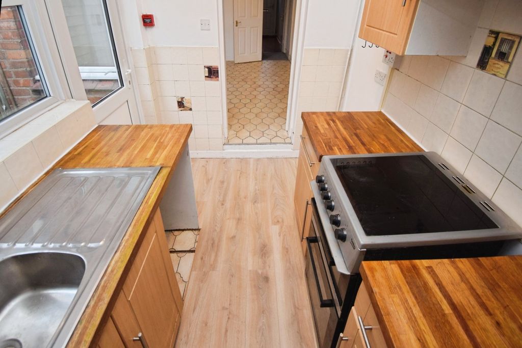 Property photo 3 of 18 Kitchen