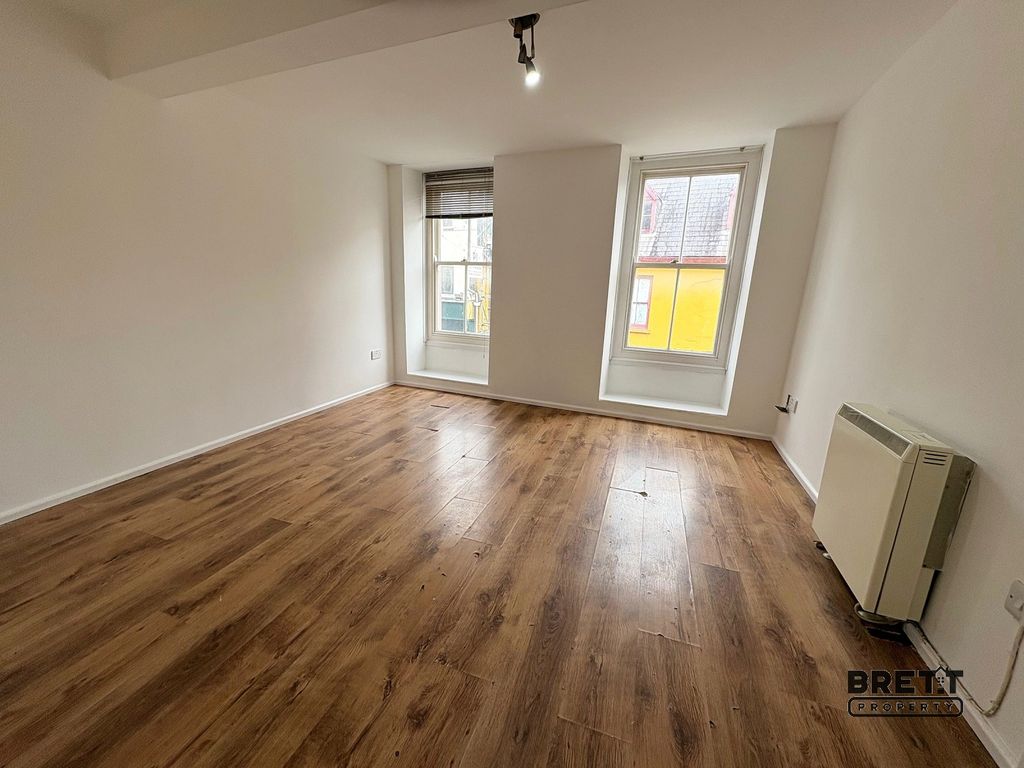 Property photo 2 of 5 Living Room