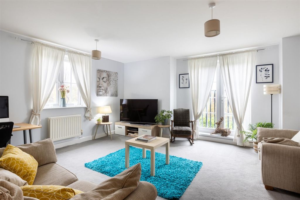 Property photo 2 of 11 Living Room