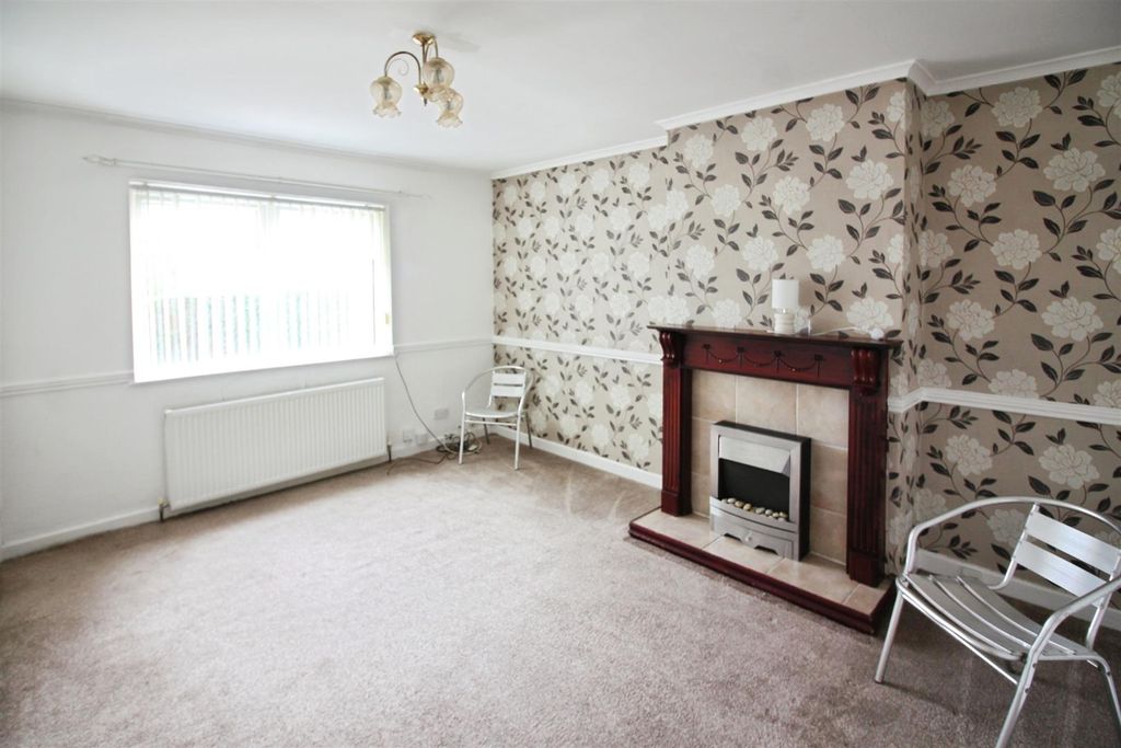 Property photo 3 of 11 Lounge