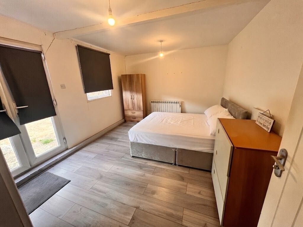 Property photo 2 of 5 3F5c51Bd-E020-4923-9