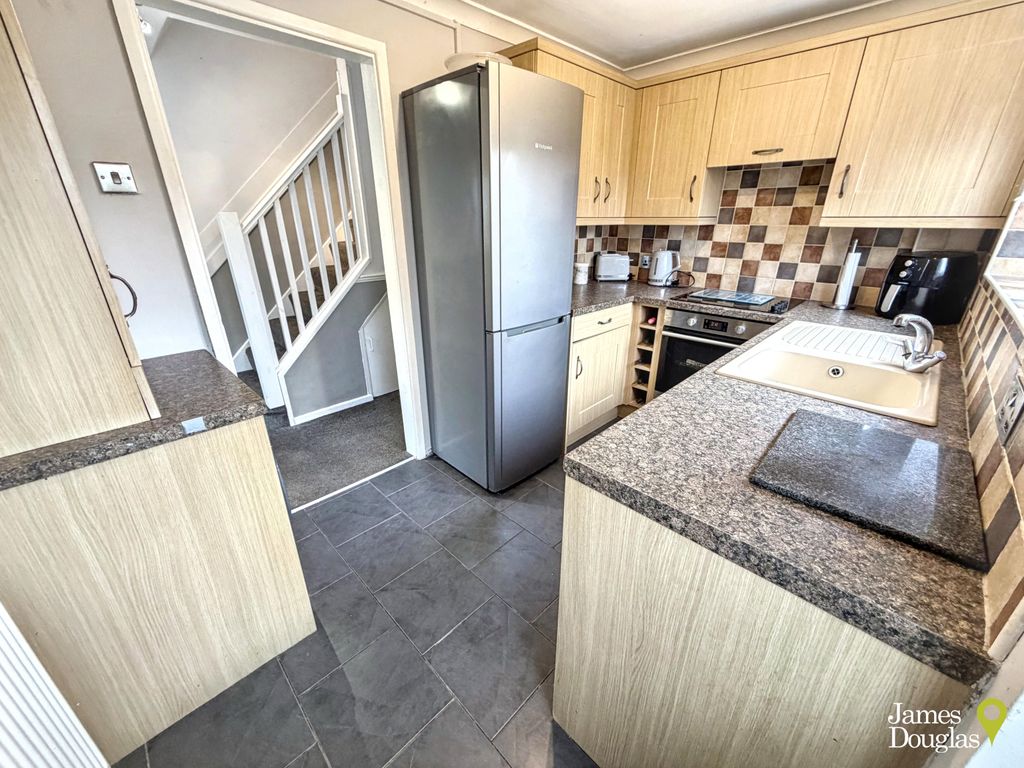 Property photo 2 of 20 Kit1 (1)