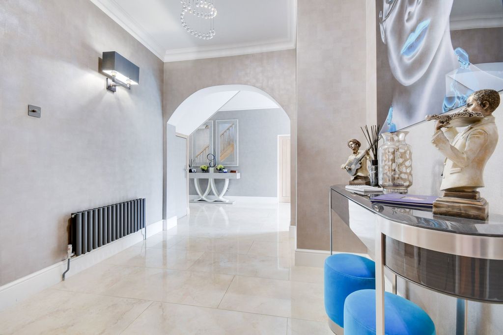 Property photo 2 of 48