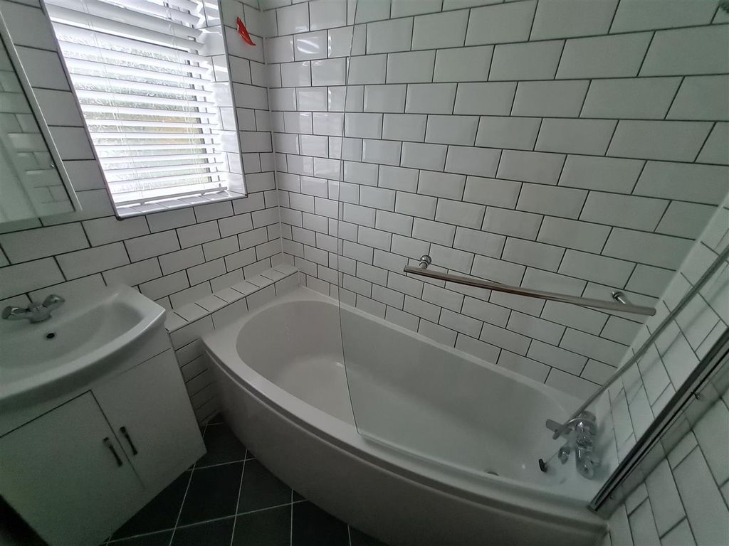 Property photo 2 of 6 Bathroom