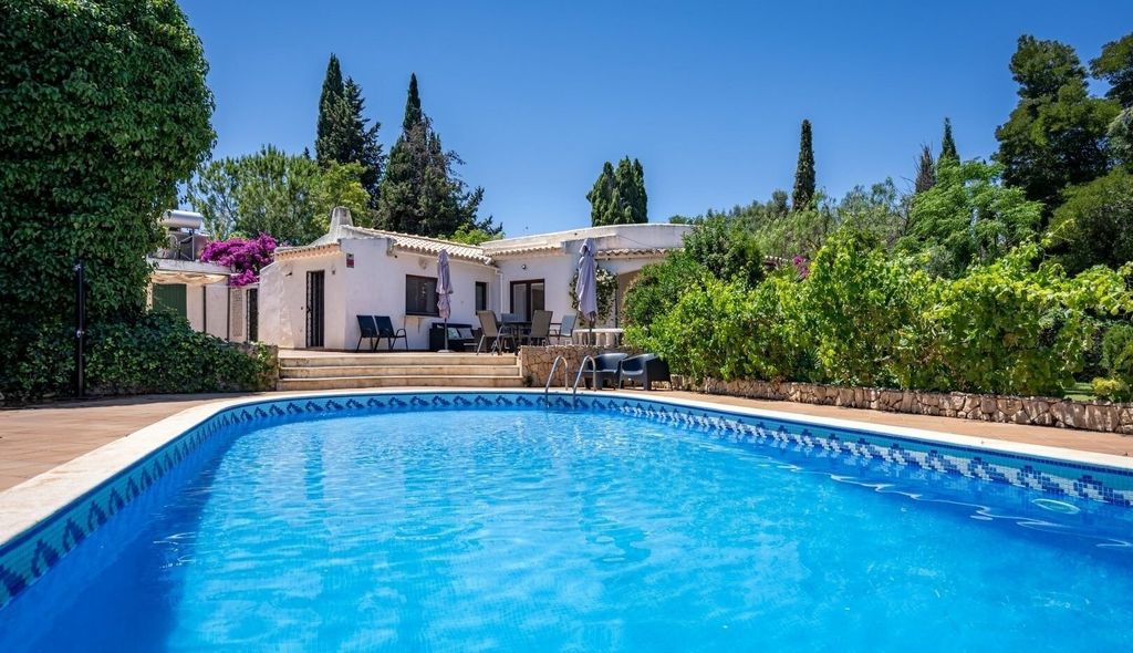 Property photo 1 of 31 Single Story 3 Bedroom Villa With Swimming Pool, Garage For Sale In Portimão, Algarve
