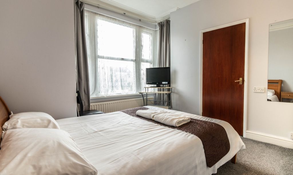 Property photo 1 of 6 A Bright And Tidy Double Bedroom Featuring Large W...