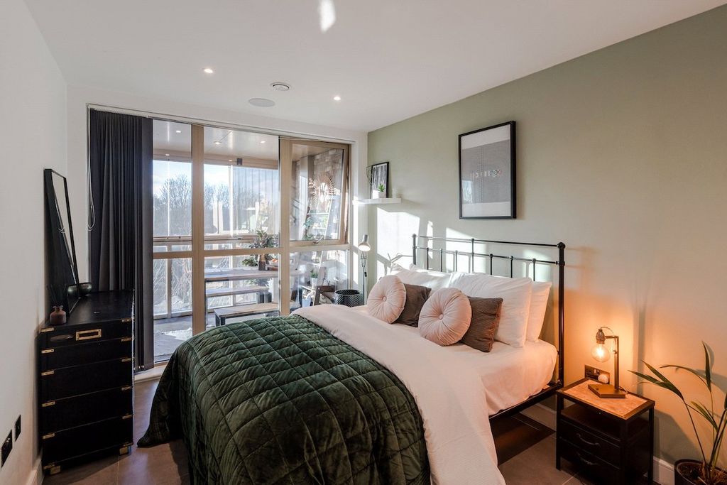 Property photo 2 of 20 Bedroom