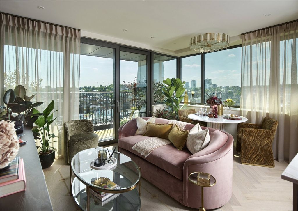 Property photo 1 of 16 Living Room