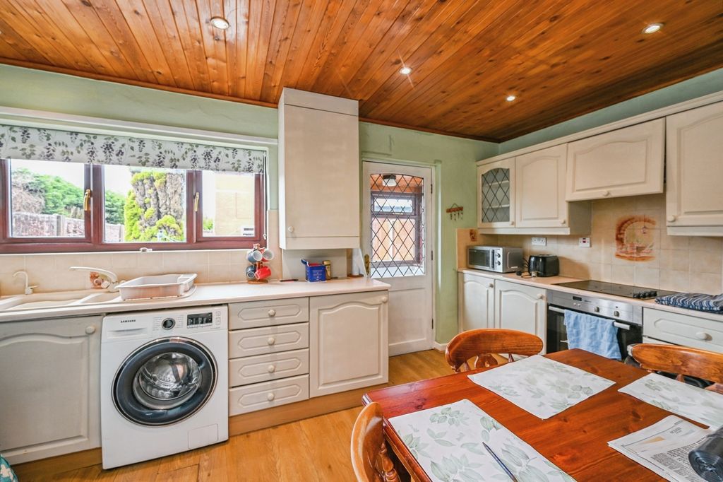 Property photo 2 of 8 Kitchen