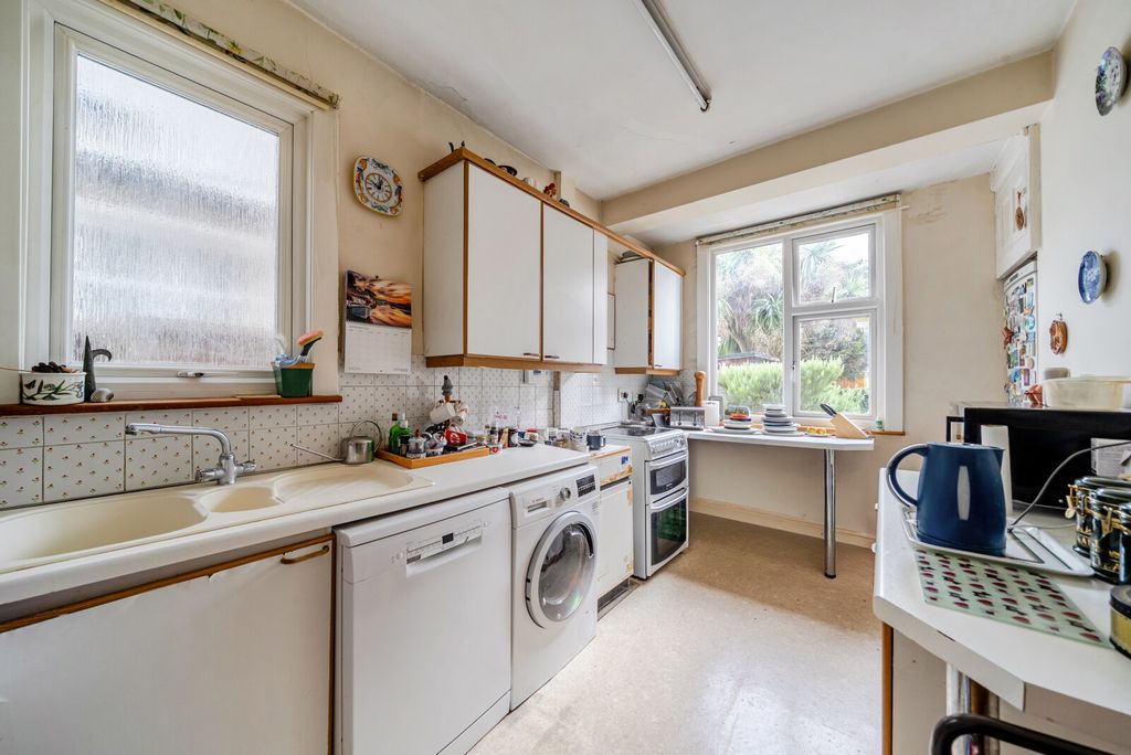 Property photo 3 of 11 Kitchen