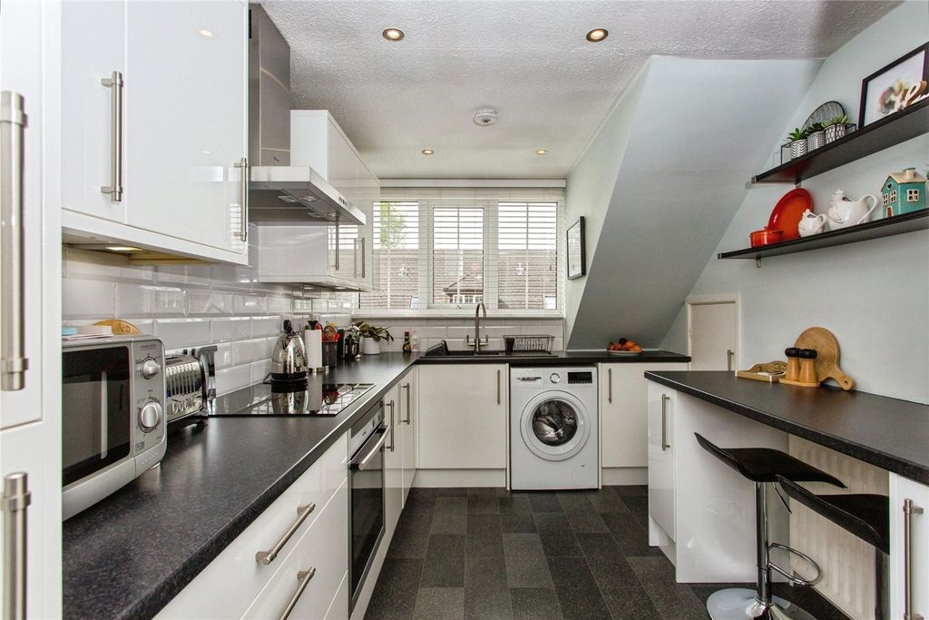 Property photo 2 of 18 Picture No. 11