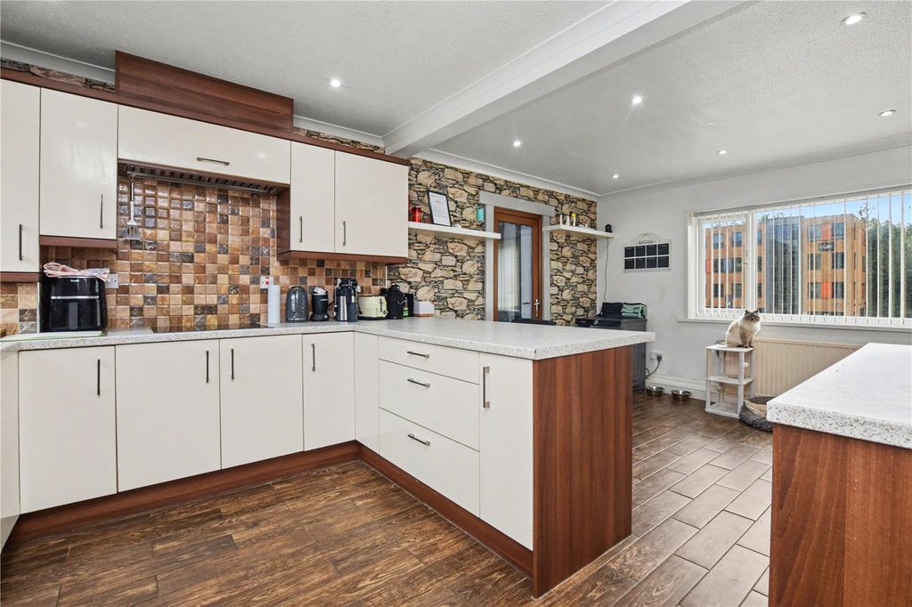 Property photo 2 of 18 Picture No. 14