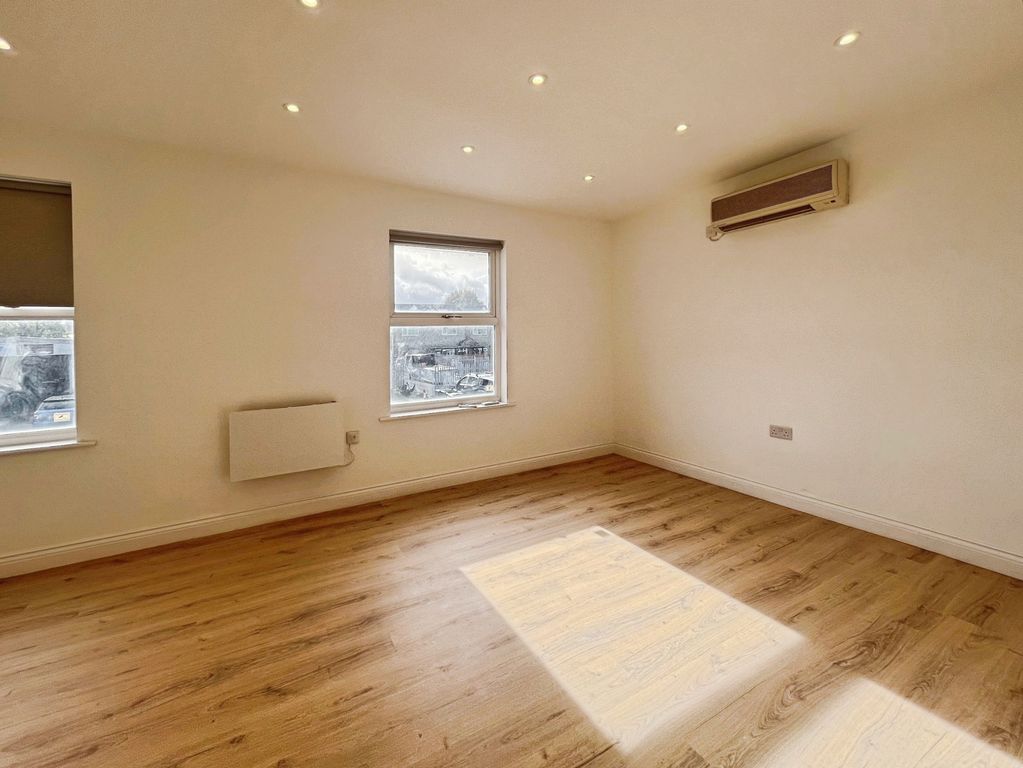 Property photo 3 of 10 Pbox-Img.Jpg