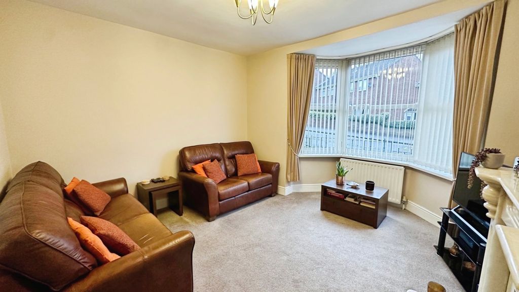 Property photo 3 of 18 Lounge