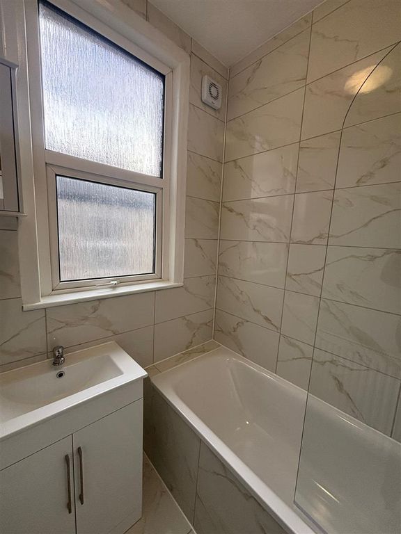 Property photo 1 of 9 Bathroom.Jpg