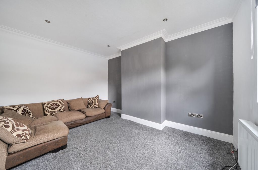 Property photo 3 of 14 Lounge