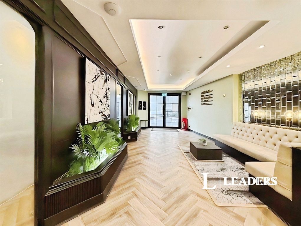 Property photo 3 of 11 Foyer