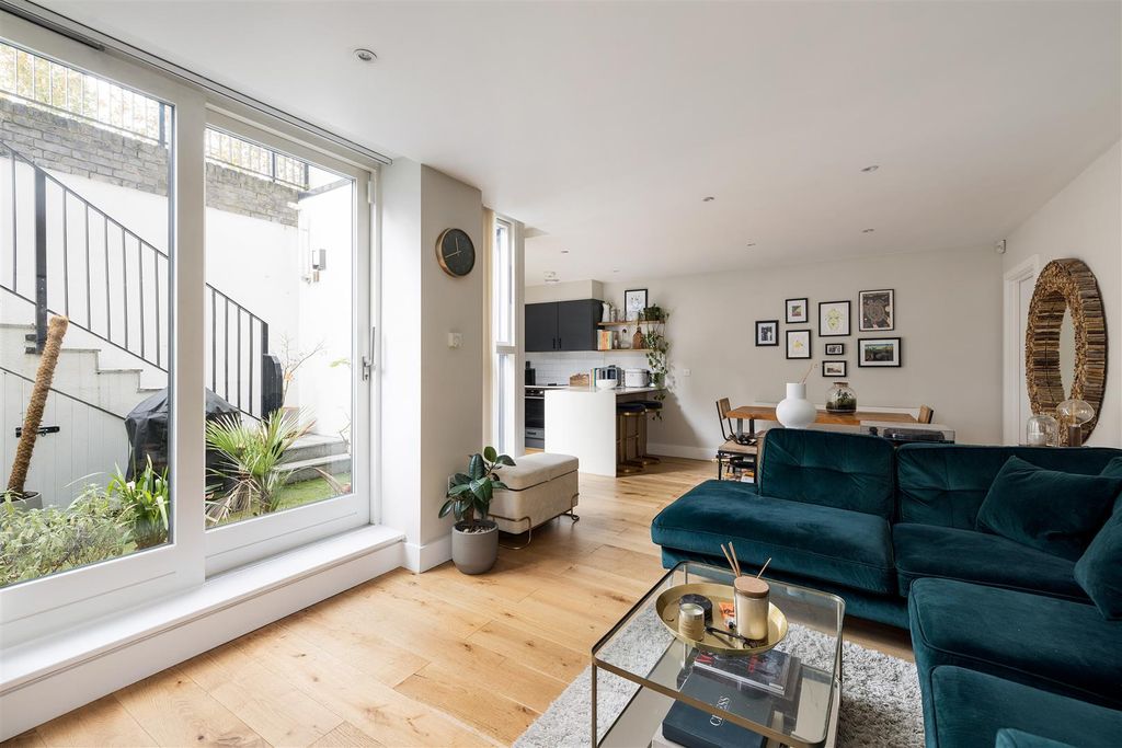 Property photo 2 of 31 Queensdown Road, E5