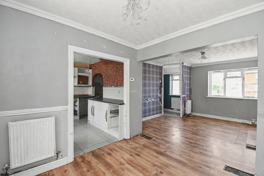 Property photo 2 of 22 35 Naunton Road, Swindon Sn3 3Dq
