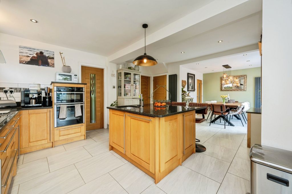 Property photo 3 of 32 Kitchen/Diner