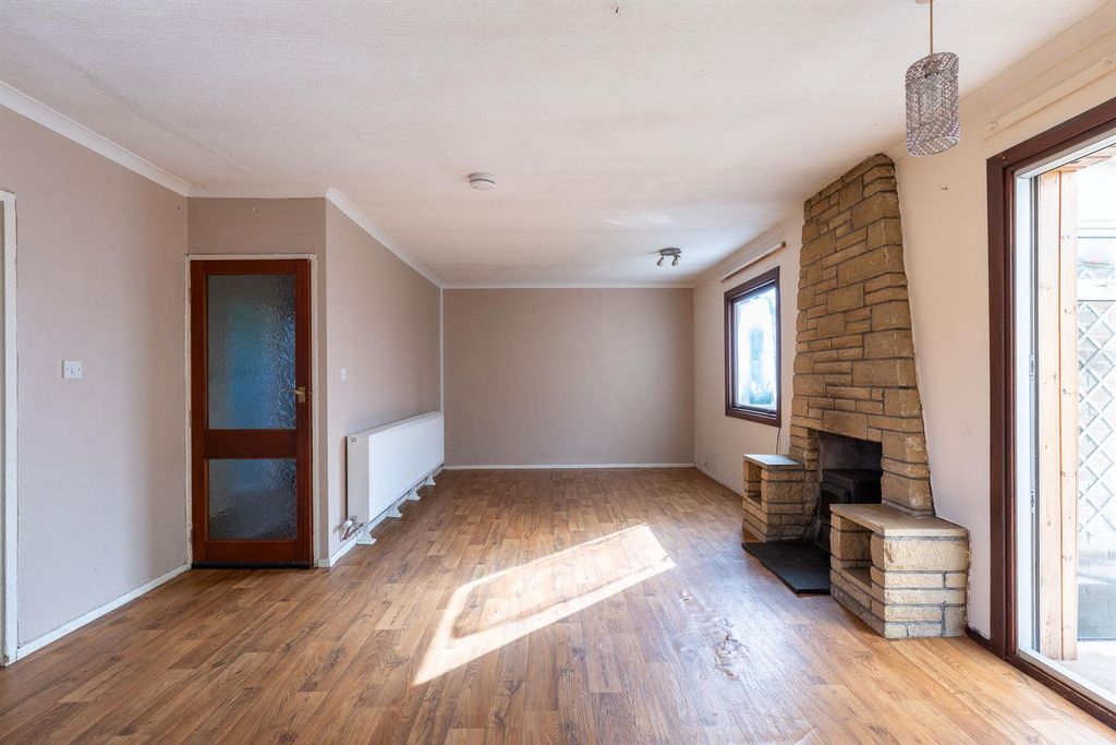Property photo 3 of 18 S003.Jpg