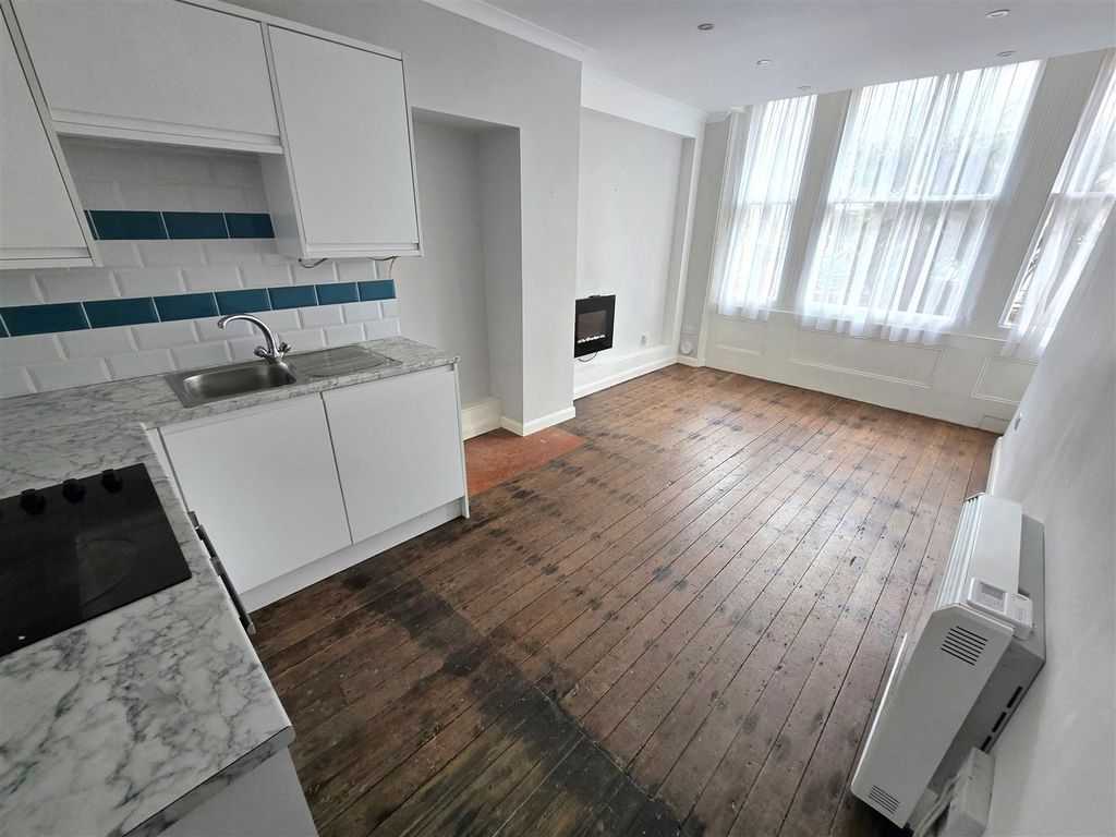 Property photo 3 of 7 Lounge Kitchen