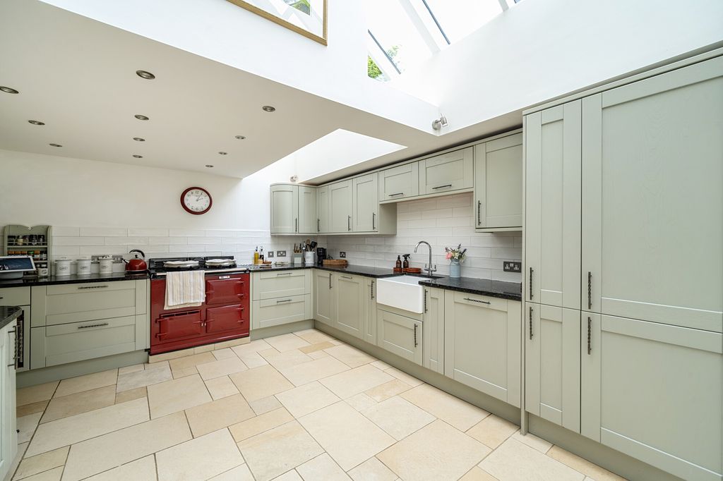 Property photo 3 of 17 Kitchen