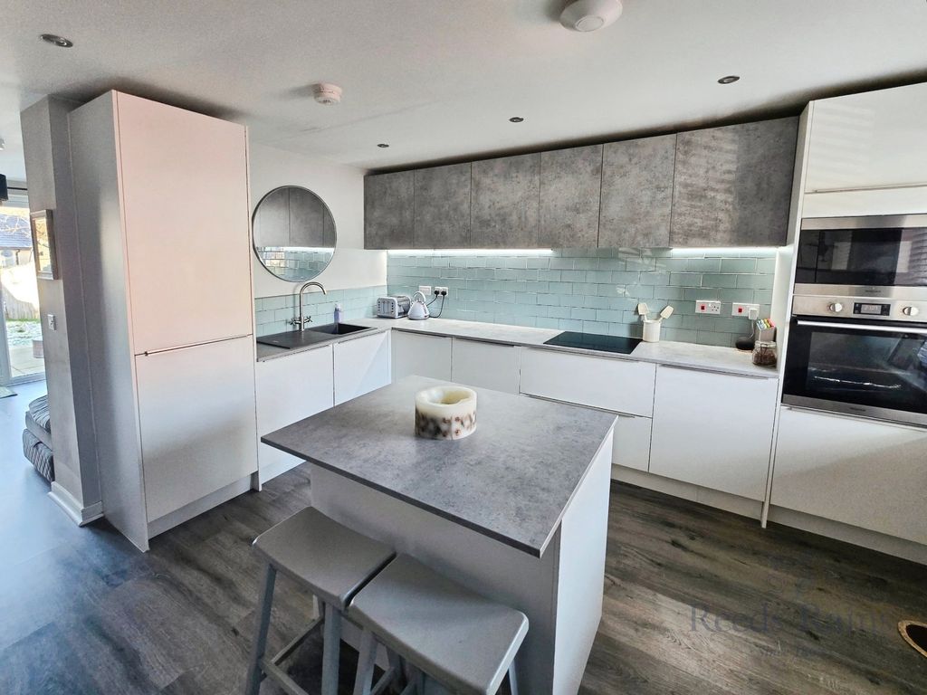 Property photo 2 of 15 Picture No. 16