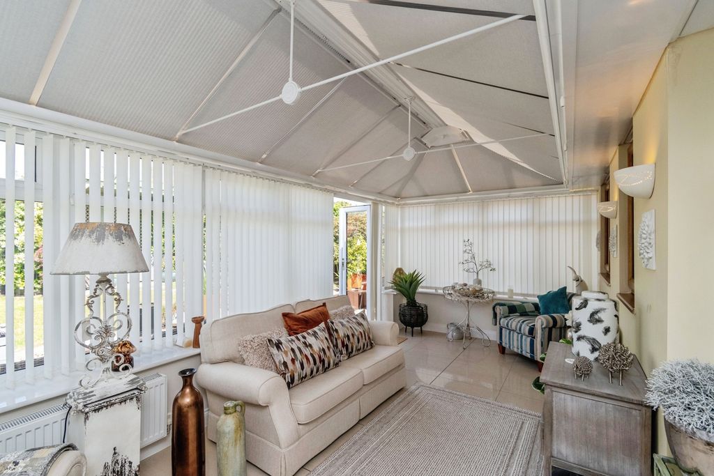 Property photo 3 of 20 Conservatory