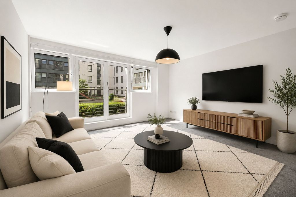 Property photo 3 of 17 Lounge