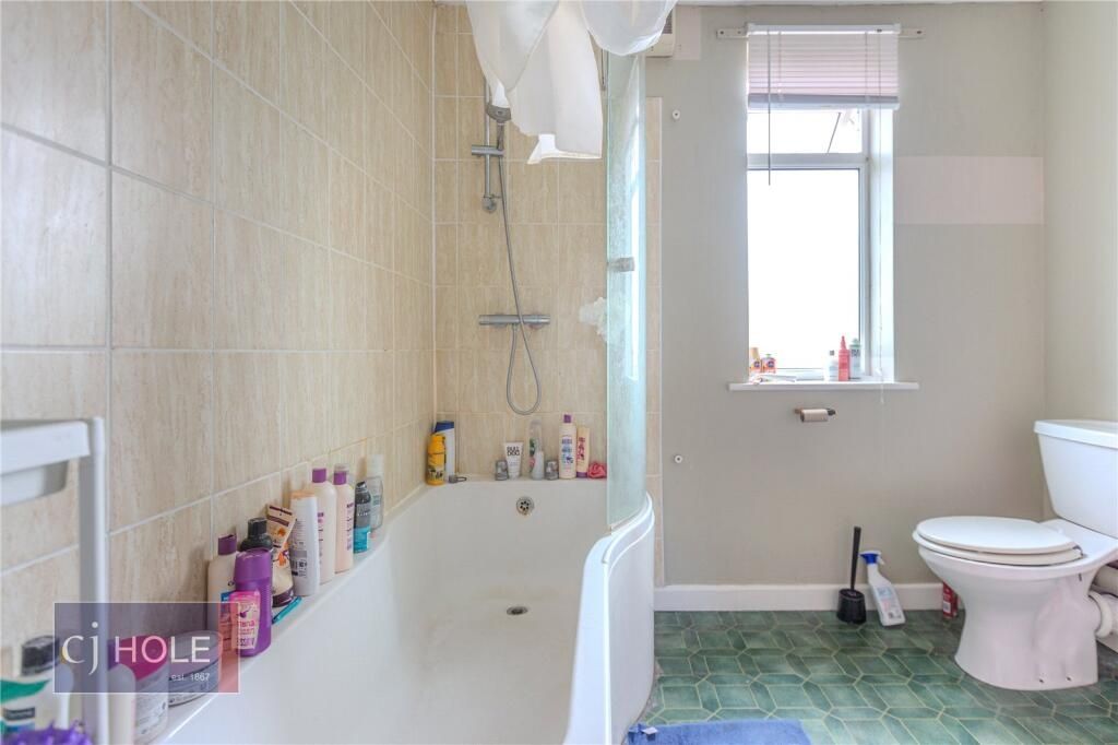 Property photo 3 of 14 Bright And Tidy Bathroom Featuring A Full Bathtub ...