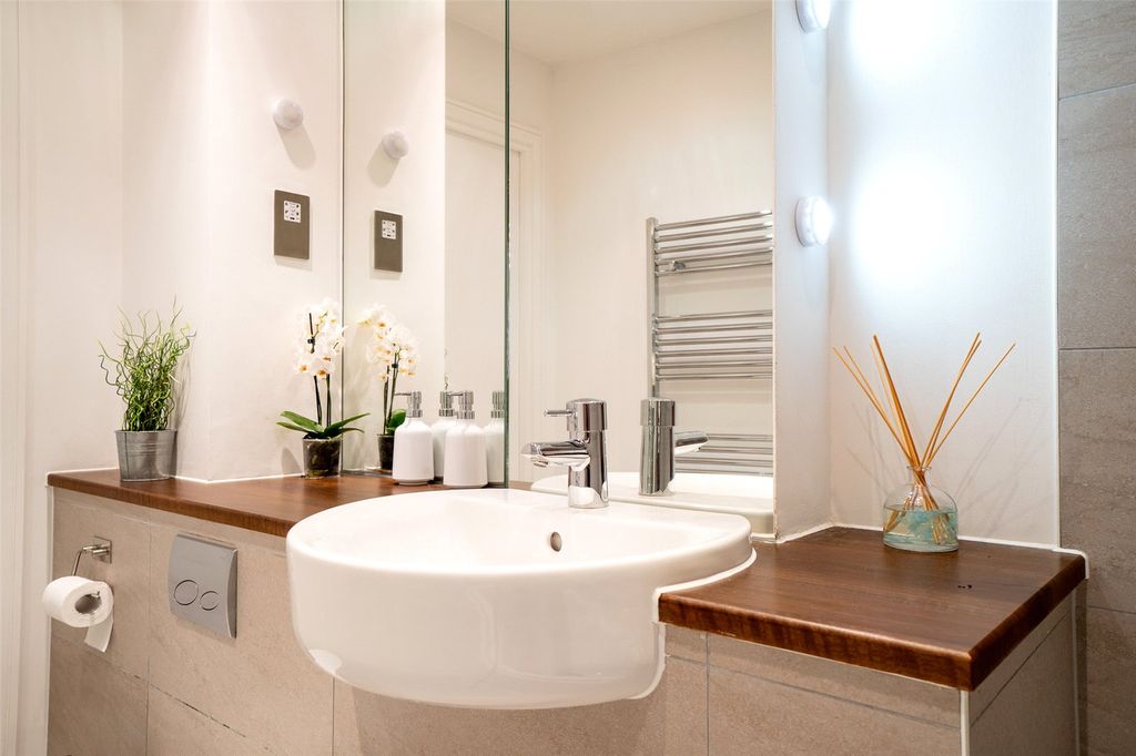 Additional image 9 of 2 bed flat for saleThe Broadway, Loughton, Essex IG10