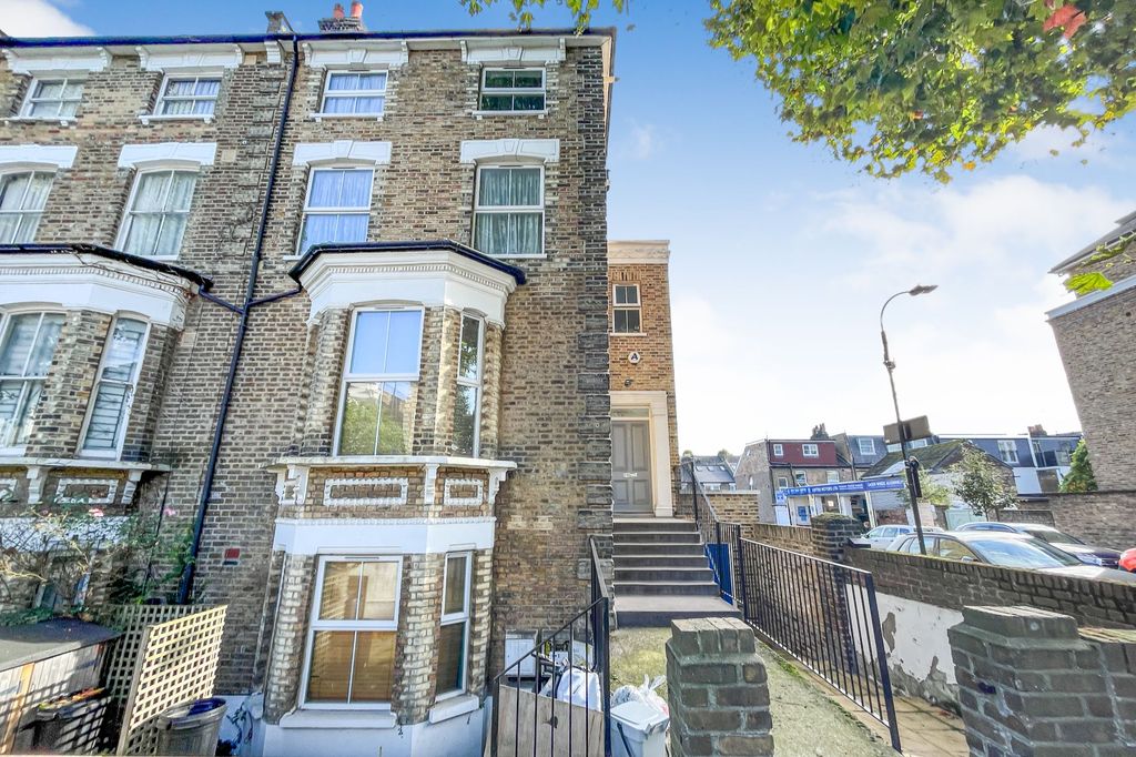 Property photo 1 of 2 58c Loftus Road, London W12 7El
