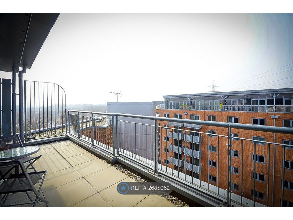 Property photo 2 of 11 Full Length Roof Terrace