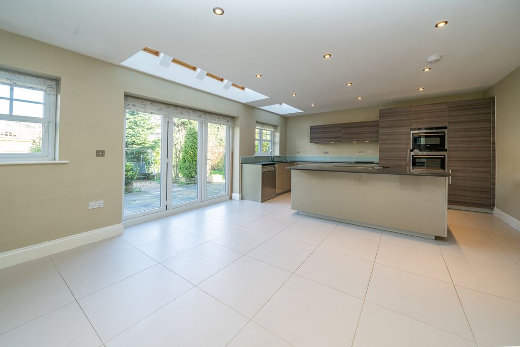 Property photo 2 of 17 4-Ostlers-Close-9782