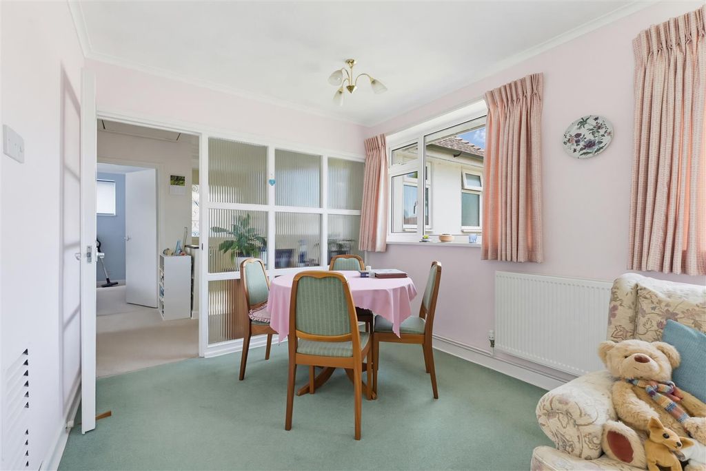 2 bed maisonette for saleCourtlands Crescent, Banstead SM7 photo 5