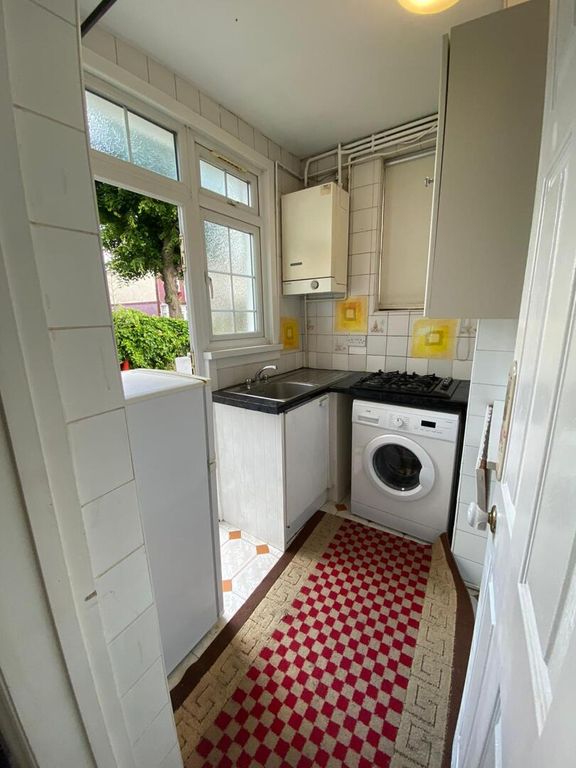 Property photo 2 of 6 Kitchen