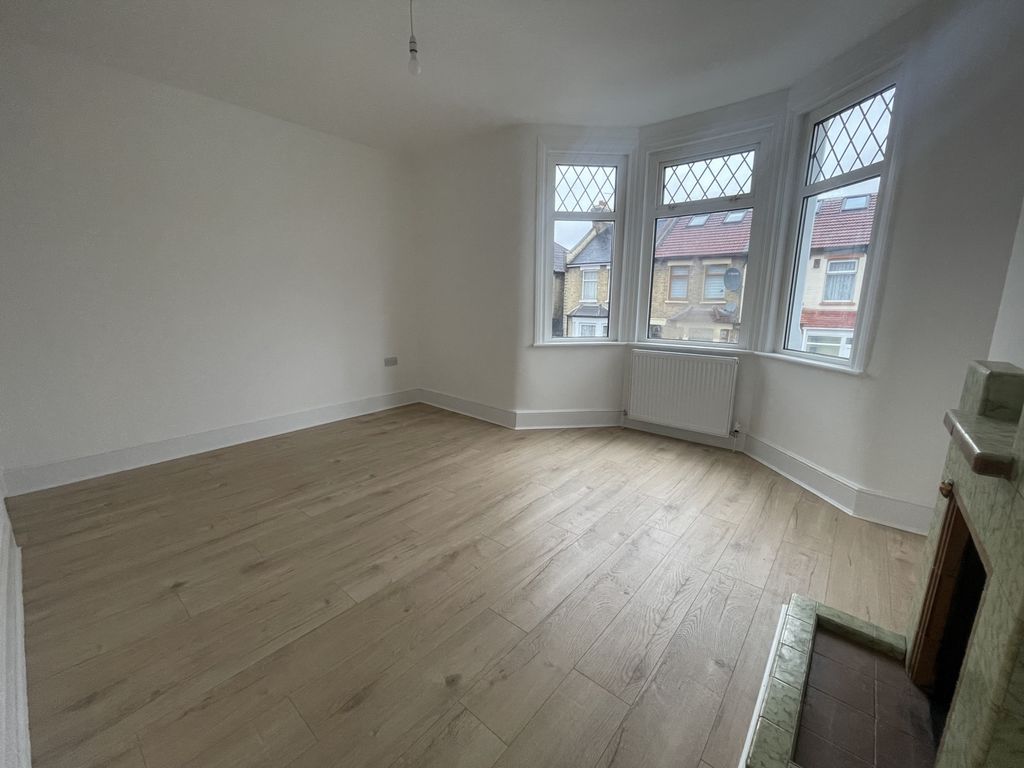 Property photo 3 of 10 Photo 8