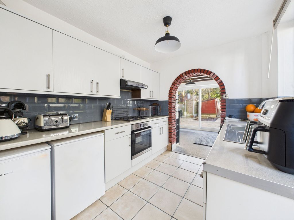 Property photo 3 of 19 Kitchen