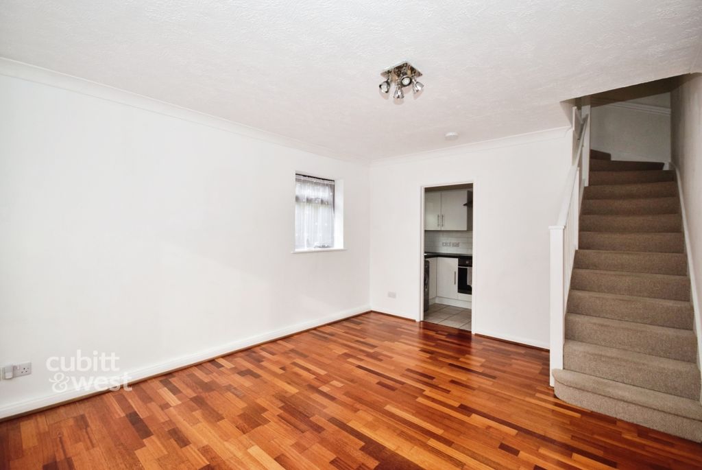 Property photo 2 of 9 Lounge 2